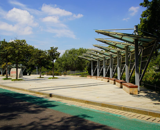 Um proprietário de residência suburbana numa zona de clima temperado encaminha o escoamento de um telhado de 120 metros quadrados para um conjunto de armazenamento subterrâneo de módulos 1000-EW com capacidade de 5 metros cúbicos. A água captada alimenta sistemas de rega gota a gota para canteiros ornamentais e hortas durante toda a estação de cultivo, reduzindo o consumo de água municipal em cerca de 40 a 55 metros cúbicos por ano. A capacidade de suporte de carga de 70 toneladas sustenta tranquilamente 400 mm de terra vegetal, relva e tráfego pedonal intermitente. Ao mesmo tempo, o preço unitário acessível permite que a instalação completa do sistema se mantenha no intervalo de 3 500 a 4 500 dólares australianos (aproximadamente 2 300 a 3 000 dólares americanos), valor habitual para implantações suburbanas.