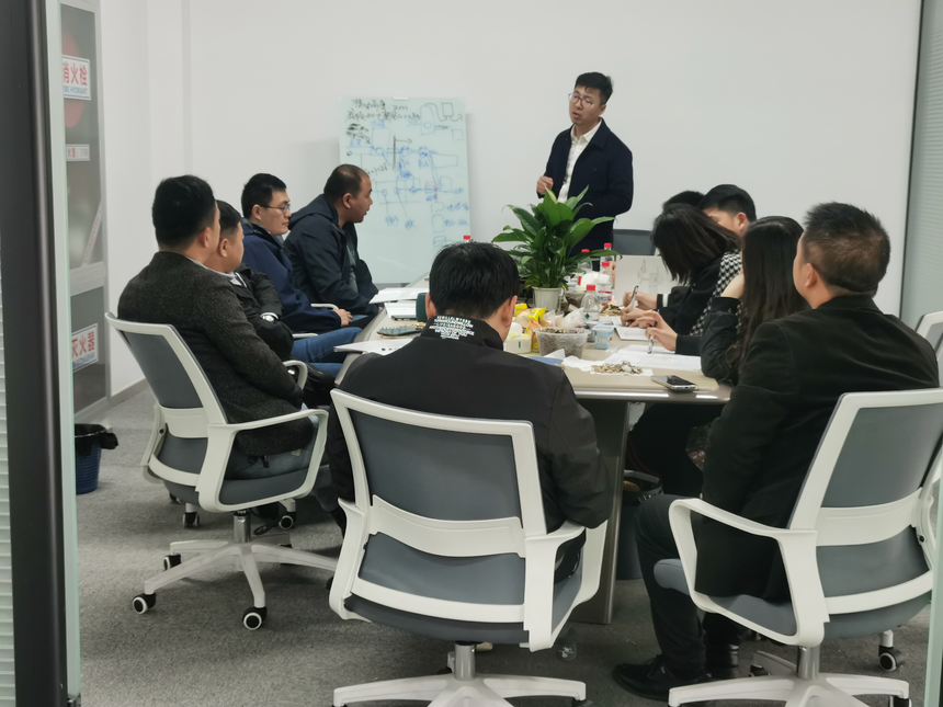 江苏盈源员工团建聚餐举杯合影,彰显浓厚企业文化与团队凝聚力