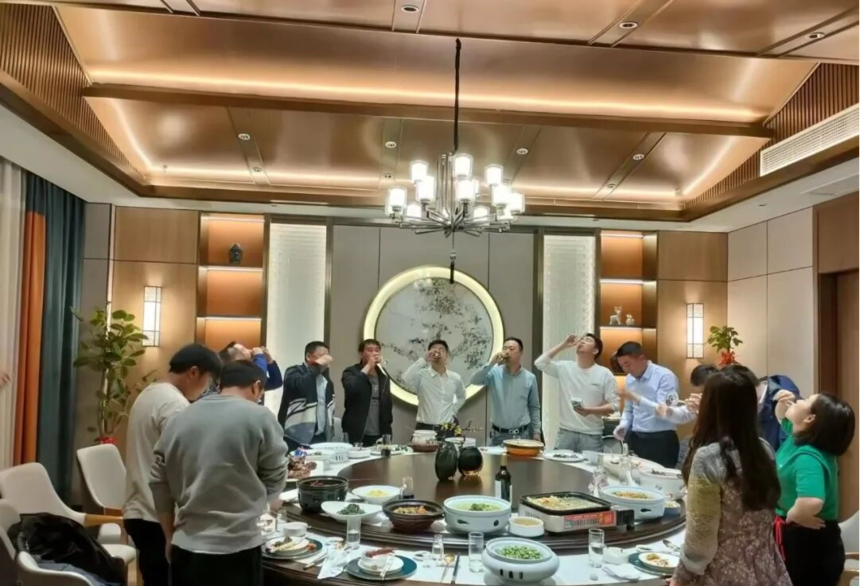 江苏盈源工程技术团队于会议室研讨可持续排水系统项目方案及雨水治理配套解决方案