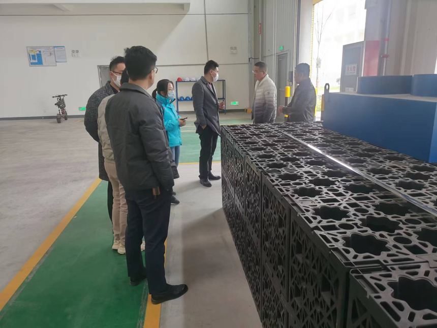 江苏盈源团队陪同客户进厂参观,讲解先进雨水管控系统配套控制柜