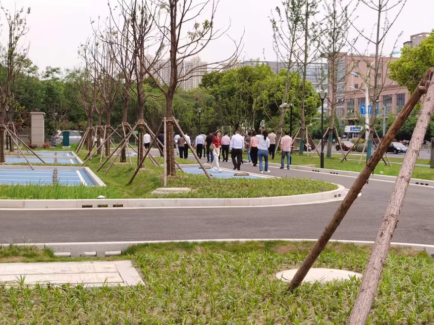 工程师实地勘察海绵城市公园内绿色基础设施，核验城市雨水管控实施成效
