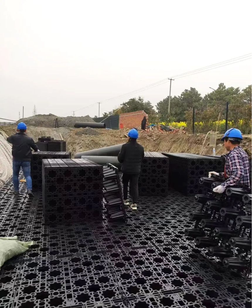 正在上传... 地下雨水储水池施工:盈源重载聚丙烯模块采用互锁拼装结构,配备16根支撑立柱,承载能力优异