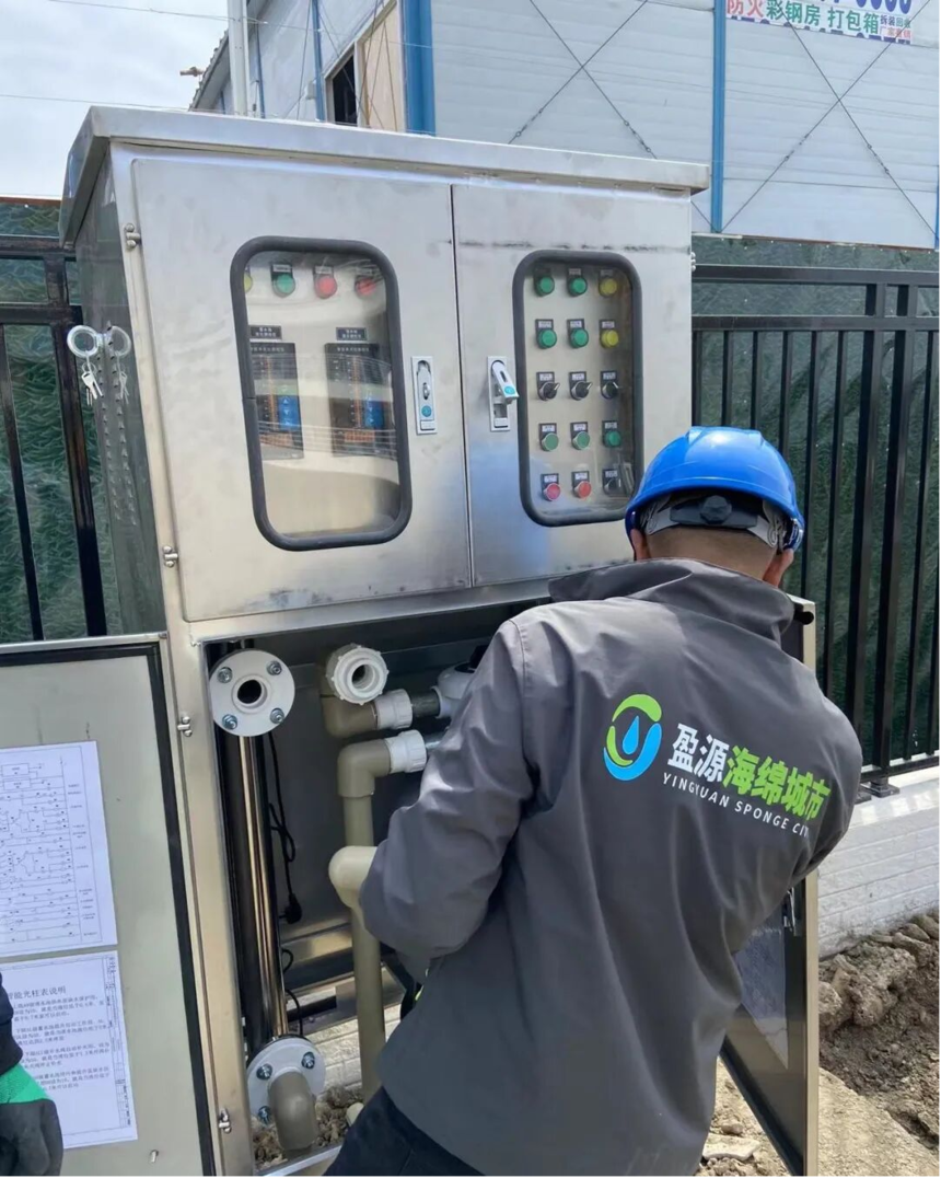 正在上传... 雨水处理系统调试现场:盈源工程师调试全自动不锈钢控制柜,用于水体净化与中水回用
