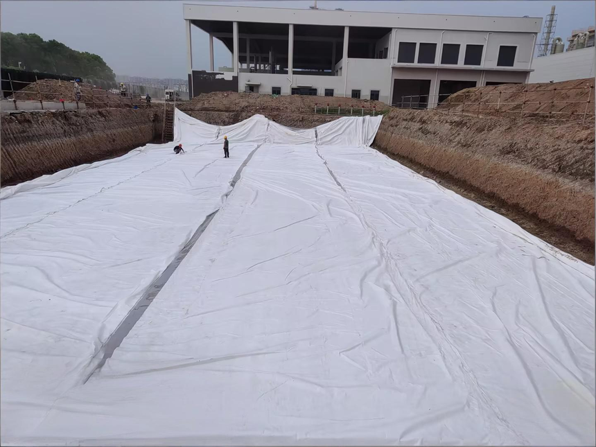 江苏盈源施工团队铺设土工布防渗衬层，施工地下网格型雨水调蓄池