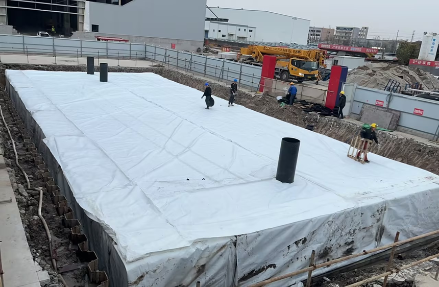 江苏盈源完工地下雨水调蓄池，整体包裹土工布防渗膜后进行土方回填