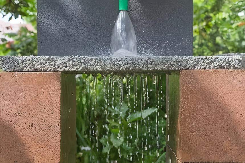 雨水收集模块内部储水物理实验特写，展示雨水穿透介质流入中空空间